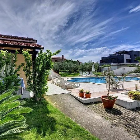 Apartments Delia דירה *