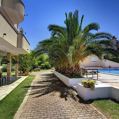 Apartments Delia * מדולין