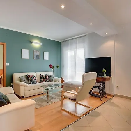 Apartments Delia דירה *