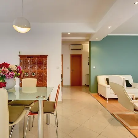 Apartments Delia דירה *