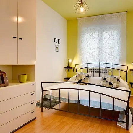Apartments Delia * מדולין